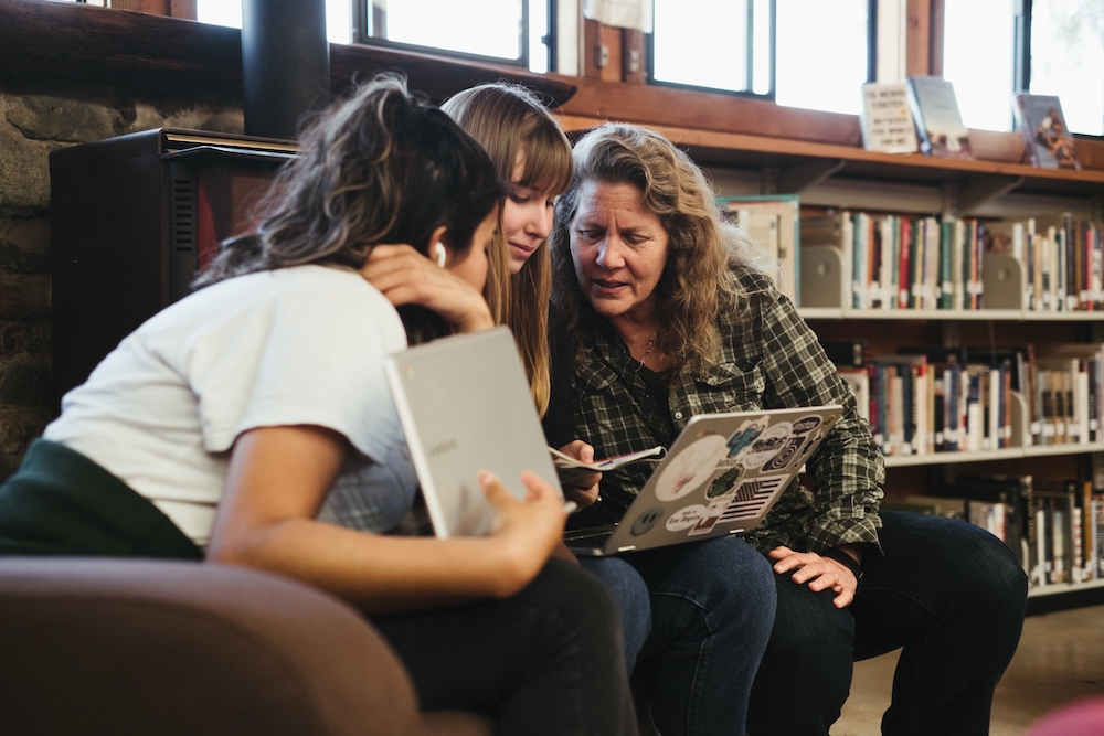 Lynda Cummings with students in library